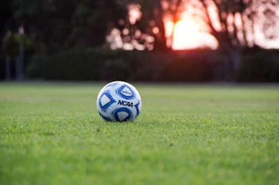 من هو أفضل لاعب كرة قدم في العالم 2025؟
